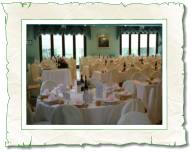 Sala del banchetto, tavoli apparecchiati per un banchetto nunziale