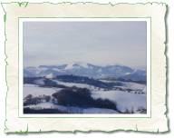 Vista del massiccio del Monte Catria innevato (Appennini Umbo-Marchigiani) ad ovest